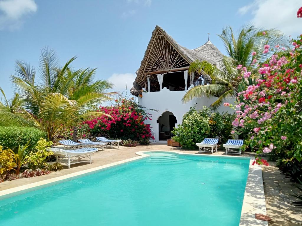 A holiday home with a swimming pool and tropical gardens in Watamu